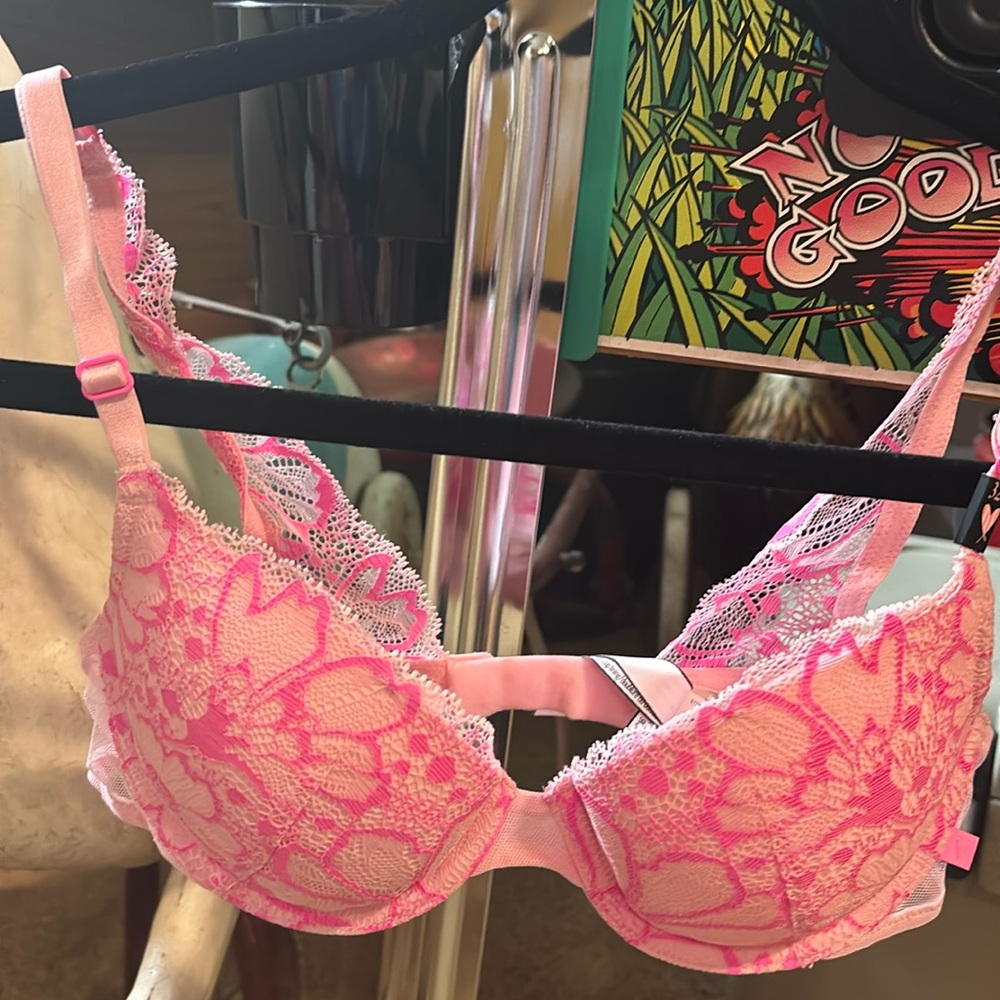 Victoria secret’s back closure underwire bra.